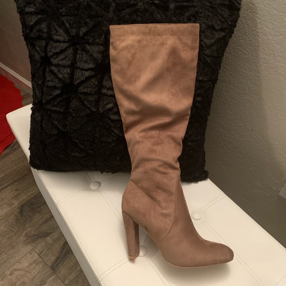COPY - Boots - Picture 2 of 3